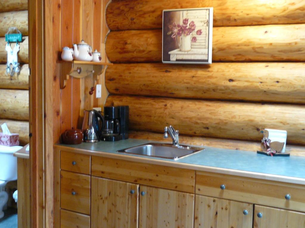 Hitching Post Resort Kelowna Chambre photo
