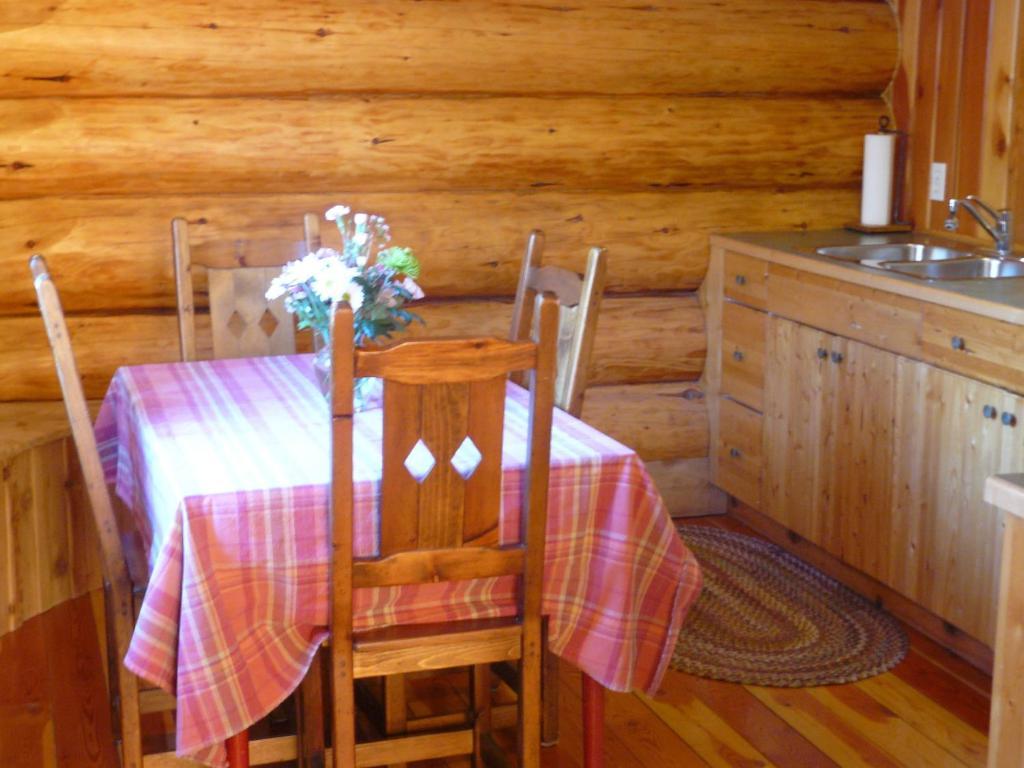 Hitching Post Resort Kelowna Chambre photo