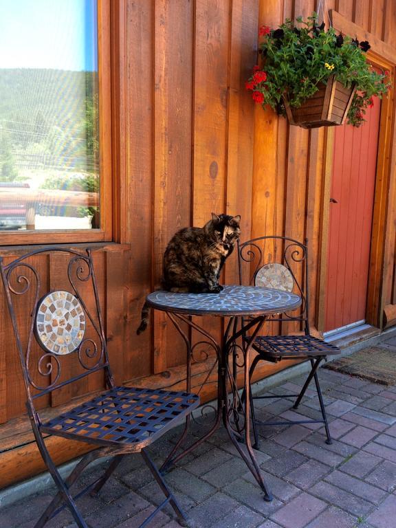 Hitching Post Resort Kelowna Extérieur photo