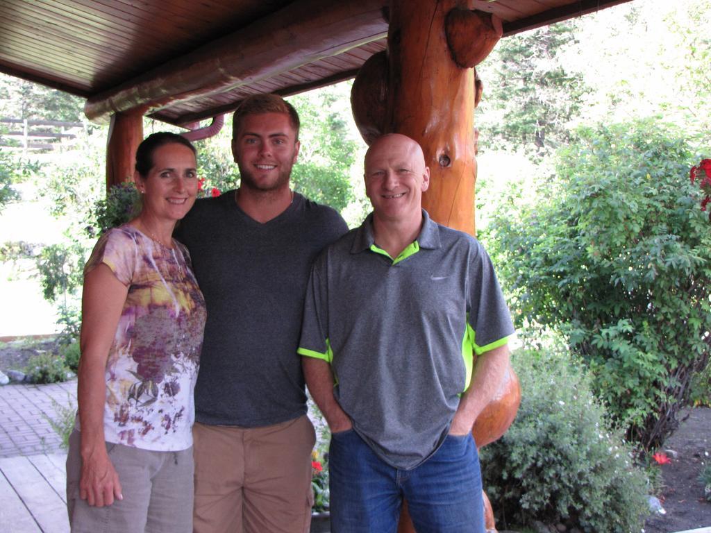 Hitching Post Resort Kelowna Extérieur photo