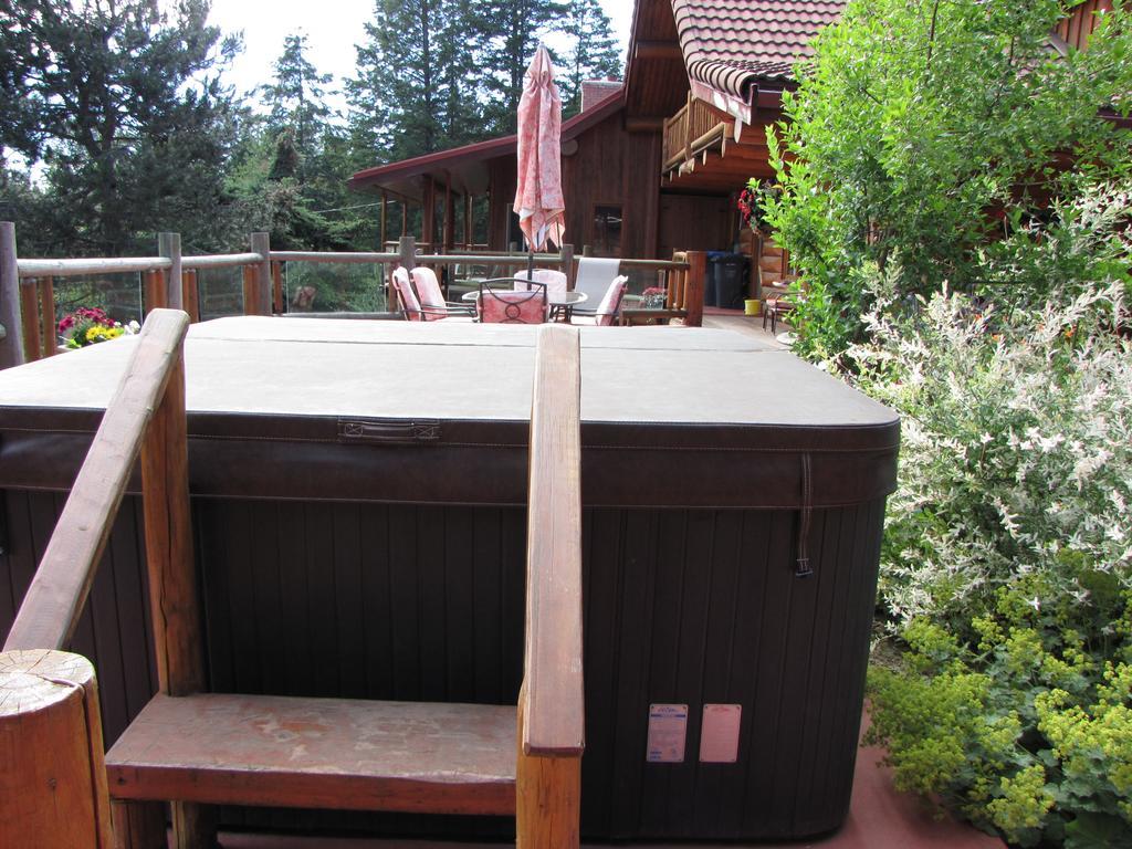 Hitching Post Resort Kelowna Extérieur photo