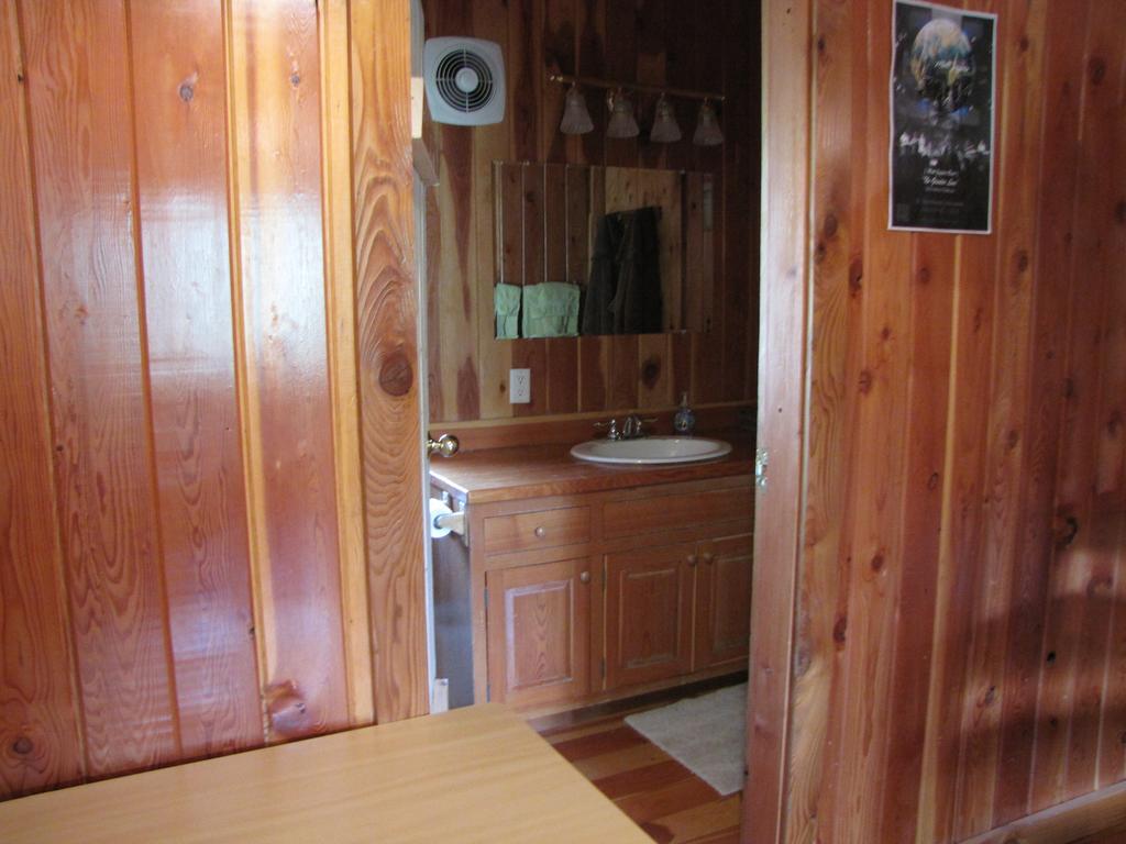 Hitching Post Resort Kelowna Extérieur photo