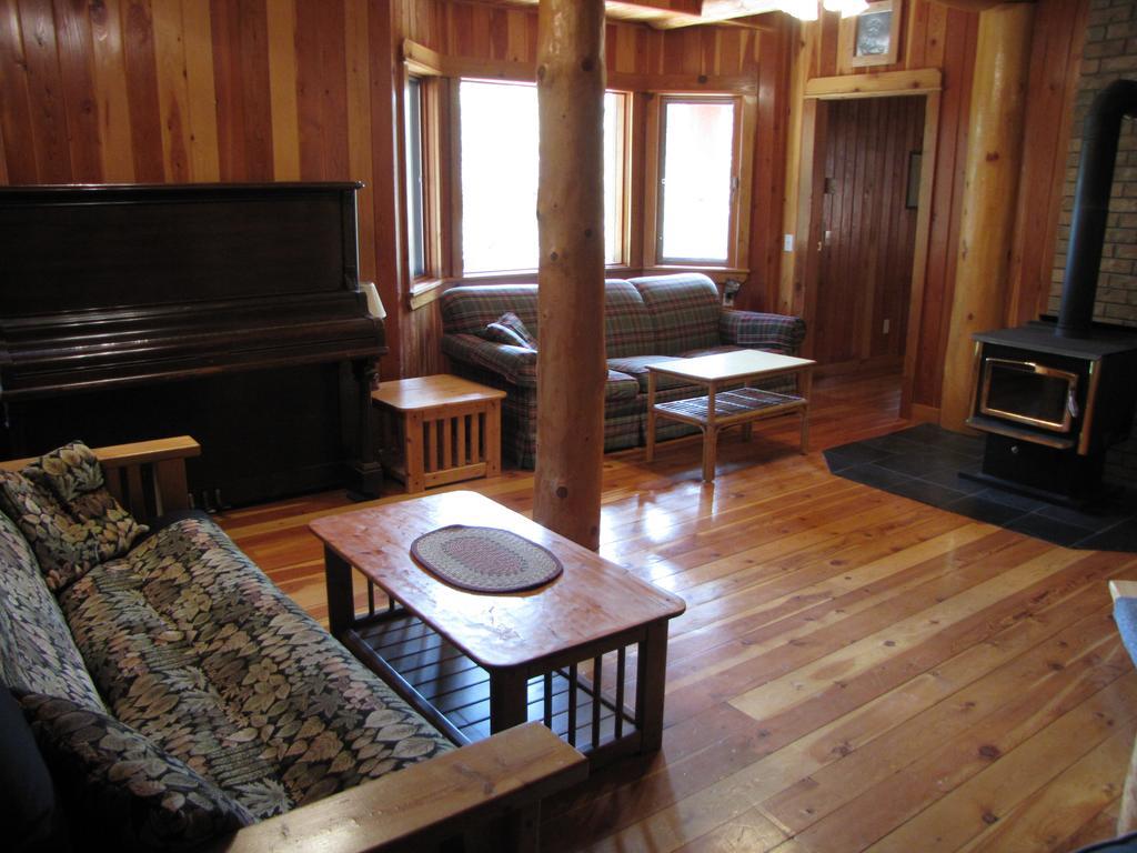 Hitching Post Resort Kelowna Extérieur photo