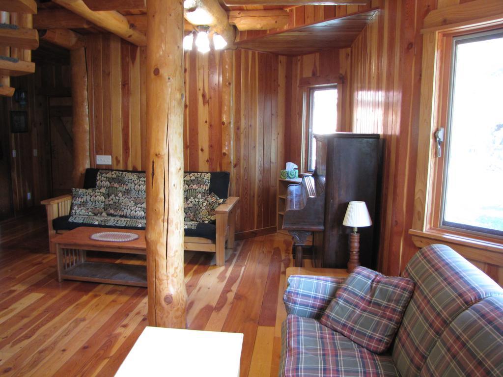 Hitching Post Resort Kelowna Extérieur photo