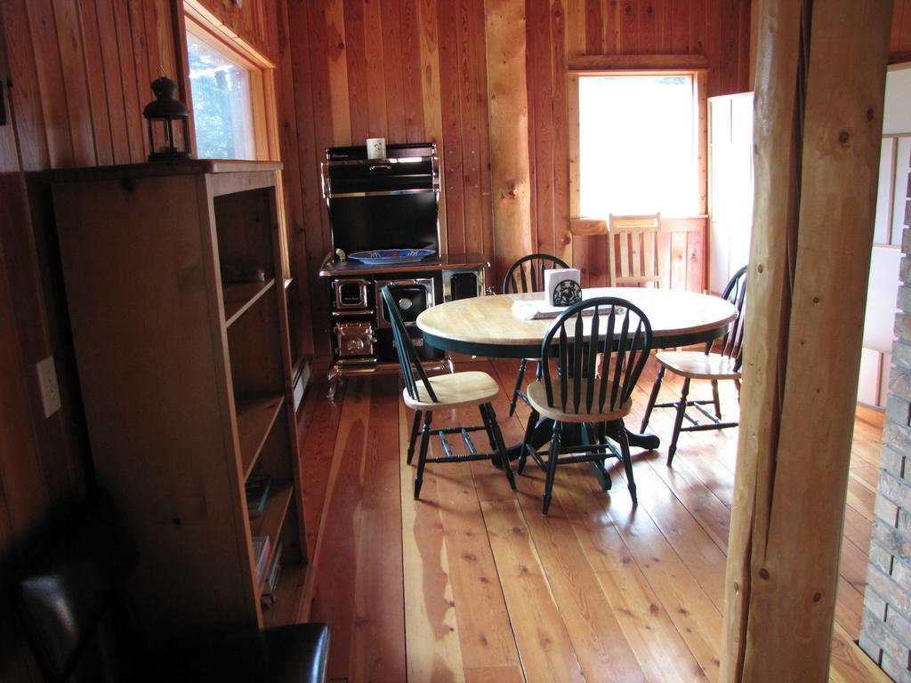 Hitching Post Resort Kelowna Extérieur photo