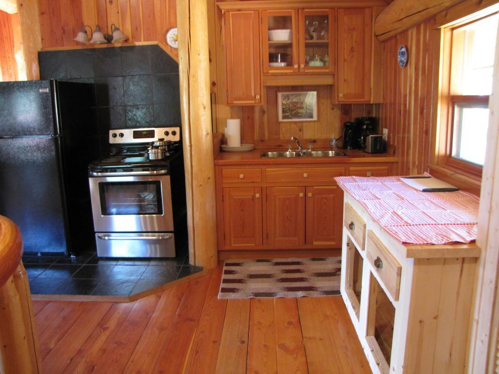 Hitching Post Resort Kelowna Extérieur photo