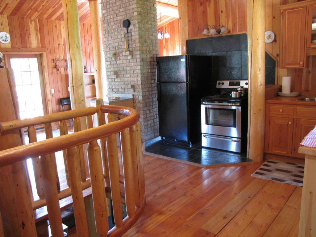 Hitching Post Resort Kelowna Extérieur photo