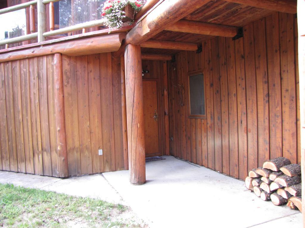 Hitching Post Resort Kelowna Extérieur photo